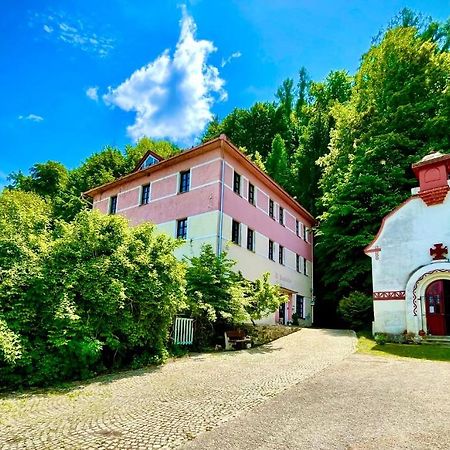 Haraburdi Recyclart Hotel Adlerkosteletz Exterior foto