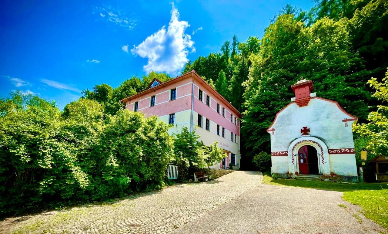 Haraburdi Recyclart Hotel Adlerkosteletz Exterior foto