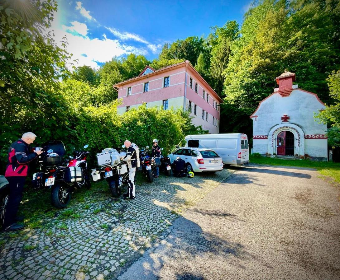 Haraburdi Recyclart Hotel Adlerkosteletz Exterior foto